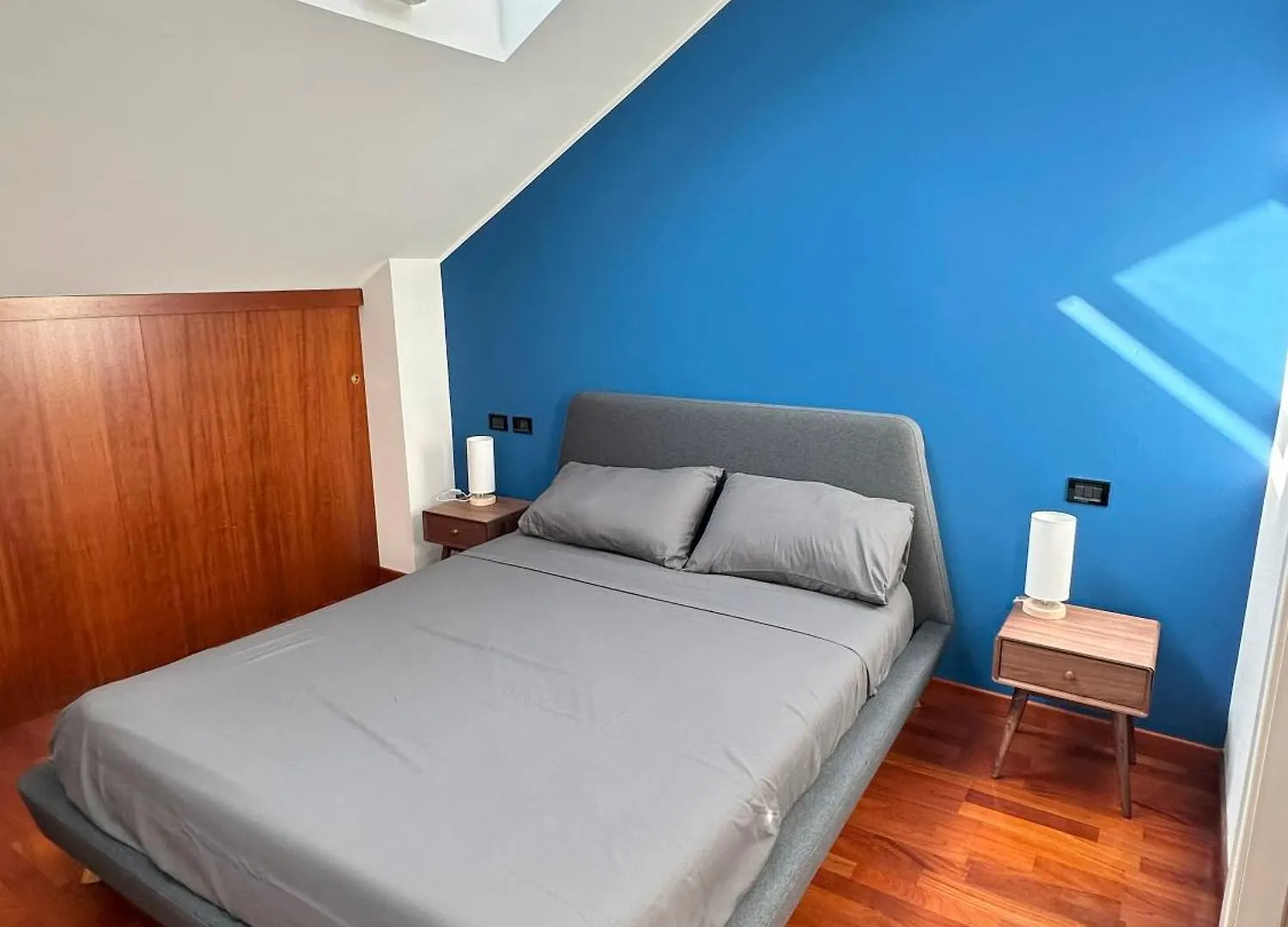 Appartamento Con 2 Camere Da Letto Navigli + Parcheggio Per 2 Auto contacts